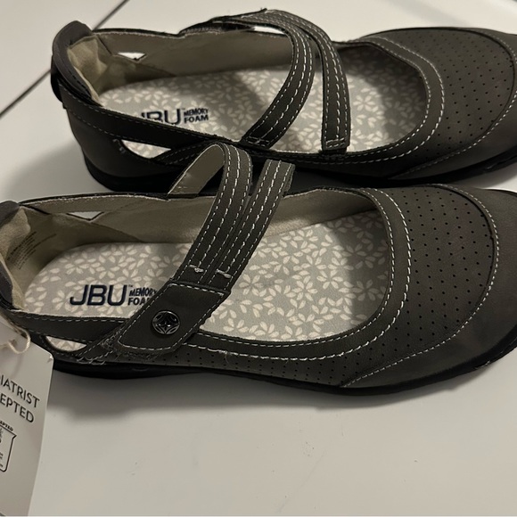 JBU Women's Flats in Cream and Gray - Picture 12 of 13